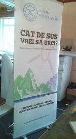 Roll-Up Banner Personalizat * Roll-up-ul este un sistem de afisaj retractabil, de sine statator, cu un panou grafic imprimat. 