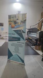 Sistemul de roll-up banner pe care se monteaza printul (PVC) este fabricat din aluminiu si este livrat impreuna cu propria geanta textila.